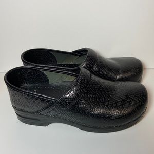 Dansko Chevron Pattern Black Professional Leather Upper Clogs Size 42 US 11.5/12